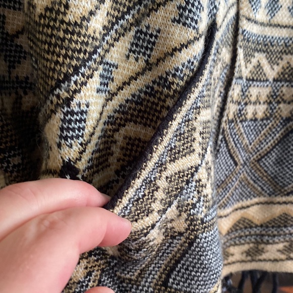 Suzy Shier Oversized Knit Poncho Style Shall Throw - Picture 3 of 9